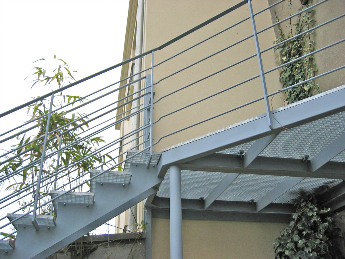 Plateforme d'accès avec escalier tournant
